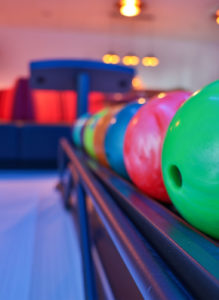 unser-bowlingbahn-im-caravan-resrot-guetzkow-hat-getraenke-und-essen-für-sie-bereit