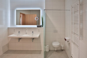 Ferienwohnung-4-Greifswald-im-Caravan-Resort-Gützkow-Bad WC Dusche Badewanne Küche Wohnzimmer Schlafzimmer Terasse (7)