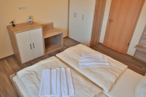 Zimmer-01-Ferienwohnung-4-Greifswald-im-Caravan-Resort-Gützkow-Bad WC Dusche Badewanne Küche Wohnzimmer Schlafzimmer Terasse (3)